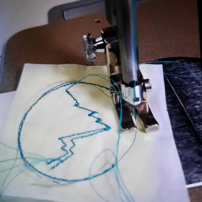 e-creo-macchina-da-cucire-in-funzione